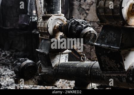 Primo piano di un tubo in un cantiere dopo un incendio. Foto Stock