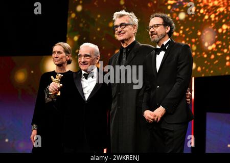 Mariette Rissenbeek, Martin Scorsese, Wim Wenders e Carlo Chatrian bei der Verleihung des Goldenen Ehrenbären an Martin Scorsese auf der Berlinale 2024 / 74. Internationale Filmfestspiele Berlin im Berlinale Palast. Berlino, 20.02.2024 Foto Stock