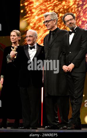 Mariette Rissenbeek, Martin Scorsese, Wim Wenders e Carlo Chatrian bei der Verleihung des Goldenen Ehrenbären an Martin Scorsese auf der Berlinale 2024 / 74. Internationale Filmfestspiele Berlin im Berlinale Palast. Berlino, 20.02.2024 Foto Stock