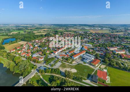 Vista aerea della regione intorno a Niederaichbach nella valle dell'Isar in bassa Baviera in estate Foto Stock