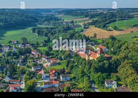 Vista aerea della regione intorno a Niederaichbach nella valle dell'Isar in bassa Baviera in estate Foto Stock