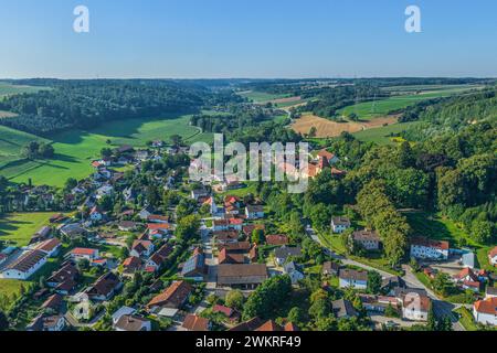 Vista aerea della regione intorno a Niederaichbach nella valle dell'Isar in bassa Baviera in estate Foto Stock