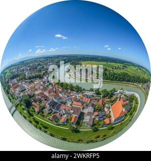 Vista aerea delle due città di frontiera Laufen e Oberndorf sul fiume Salzach Foto Stock