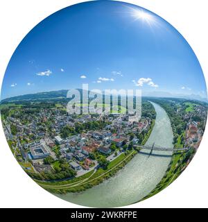 Vista aerea delle due città di frontiera Laufen e Oberndorf sul fiume Salzach Foto Stock