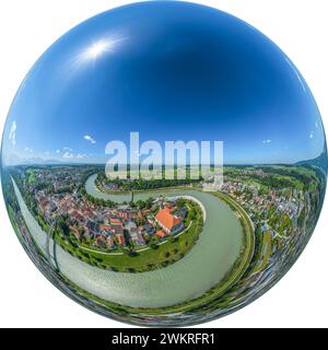 Vista aerea delle due città di frontiera Laufen e Oberndorf sul fiume Salzach Foto Stock