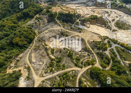 Vista aerea delle cave di pietra calcarea vicino a Sollnhofen nel Parco naturale di Altmühltal nella Franconia centrale Foto Stock