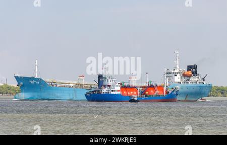 SAMUT PRAKAN, THAILANDIA, DEC 15 2023, Oil Products Tanker pass by the LPG Tanker Foto Stock