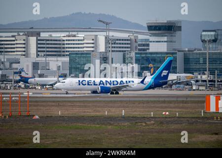 Die Boeing 737 MAX 8 MYVATN der Icelandair rollt zum Start, im Hintergrund ein Flugzeug von China Cargo, am Frankfurter Flughafen Fraport 21.02.2024 a Francoforte, *** Icelandair Boeing 737 MAX 8 MYVATN taxi per il decollo, con un aeromobile China Cargo sullo sfondo, presso l'aeroporto di Francoforte Fraport 21 02 2024 di Francoforte, Foto Stock