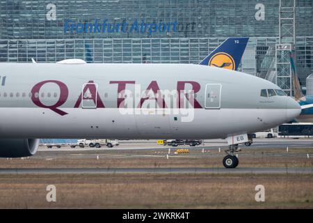 Eine Maschine von Quatar Airways rollt nach der Landung zum Terminal, Am Frankfurter Flughafen Fraport 21.02.2024 a Francoforte, *** Un taxi aereo Quatar Airways per il terminal dopo l'atterraggio, presso l'Aeroporto di Francoforte Fraport 21 02 2024 a Francoforte, Foto Stock