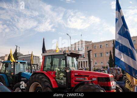 Trattori di agricoltori di stanza in piazza Syntagma ad Atene, in Grecia, partecipando a una manifestazione di protesta davanti al Parlamento greco. Foto Stock