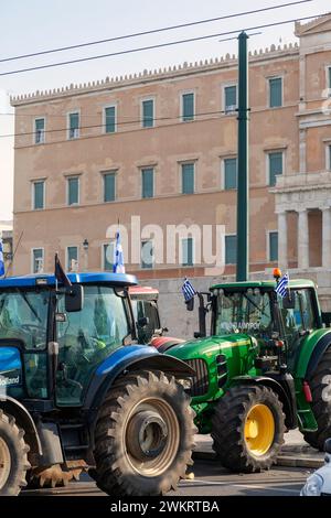 Trattori di agricoltori di stanza in piazza Syntagma ad Atene, in Grecia, partecipando a una manifestazione di protesta davanti al Parlamento greco. Foto Stock