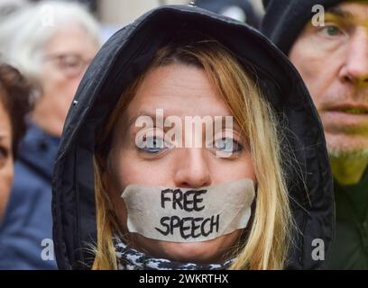 Londra, Regno Unito. 21 febbraio 2024. I sostenitori si riuniscono fuori dalla Corte Suprema il secondo giorno dell'udienza di estradizione di Julian Assange. Crediti: Vuk Valcic/Alamy Live News Foto Stock