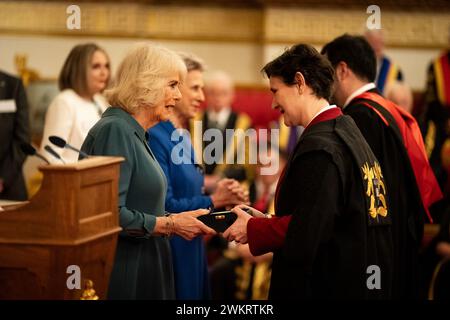 La regina Camilla presenta il Queen's Anniversary Prize ai rappresentanti dell'Università di Oxford, durante un evento per presentare i premi Queen's Anniversary per l'istruzione superiore e superiore, a Buckingham Palace a Londra. Data foto: Giovedì 22 febbraio 2024. Foto Stock
