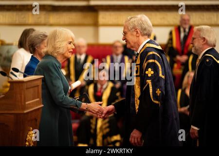 La regina Camilla presenta il Queen's Anniversary Prize ai rappresentanti della Open University, durante un evento per presentare i Queen's Anniversary Prizes for Higher and Further Education, a Buckingham Palace a Londra. Data foto: Giovedì 22 febbraio 2024. Foto Stock