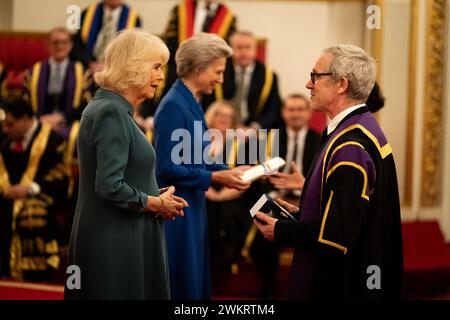 La regina Camilla presenta il Queen's Anniversary Prize ai rappresentanti dell'Università delle Arti di Londra, durante un evento per presentare i Queen's Anniversary Prizes for Higher and Further Education, a Buckingham Palace a Londra. Data foto: Giovedì 22 febbraio 2024. Foto Stock