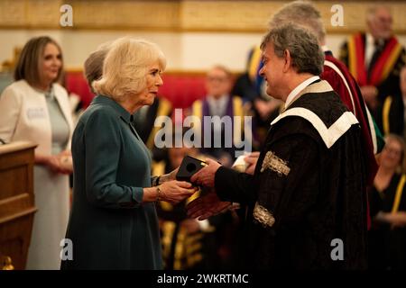 La regina Camilla presenta il Queen's Anniversary Prize ai rappresentanti dell'Università di Glasgow, durante un evento per presentare i premi Queen's Anniversary per l'istruzione superiore e superiore, a Buckingham Palace a Londra. Data foto: Giovedì 22 febbraio 2024. Foto Stock