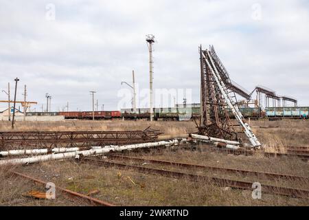 LYMAN, UCRAINA - 15 febbraio 2024: Una stazione ferroviaria e infrastrutture distrutte sono viste come il risultato dei bombardamenti delle forze russe a Lyman, Donetsk reg. Foto Stock