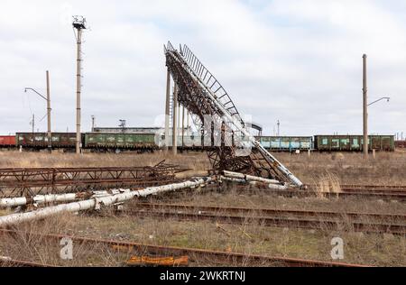 LYMAN, UCRAINA - 15 febbraio 2024: Una stazione ferroviaria e infrastrutture distrutte sono viste come il risultato dei bombardamenti delle forze russe a Lyman, Donetsk reg. Foto Stock