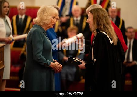 La regina Camilla presenta il Queen's Anniversary Prize ai rappresentanti dell'Università di Birmingham, durante un evento per presentare i premi Queen's Anniversary per l'istruzione superiore e superiore, a Buckingham Palace a Londra. Data foto: Giovedì 22 febbraio 2024. Foto Stock