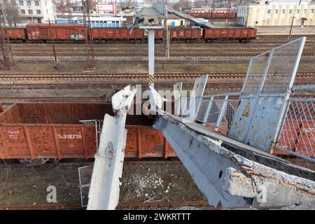 LYMAN, UCRAINA - 15 febbraio 2024: Una stazione ferroviaria e infrastrutture distrutte sono viste come il risultato dei bombardamenti delle forze russe a Lyman, Donetsk reg. Foto Stock