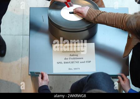 Deutscher Bundestag, 154. Plenarsitzung Symbolbild und Thembild zur Abstimmung von Abgeordneten bei der Abstimmung zum TOP 8a, 10 Jahre Ukraine Krieg in der Westlobby bei der 154. Sitzung des Deutschen Bundestag a Berlino, 22.02.2024 Berlin Berlin Berlin Deutschland *** Bundestag tedesco, sessione plenaria 154 immagine simbolica e immagine tematica per la votazione dei deputati durante la votazione sul punto 8 bis dell'ordine del giorno, 10 anni di guerra Ucraina nella lobby occidentale alla sessione 154 del Bundestag tedesco a Berlino, 22 02 2024 Berlino Berlino Berlino Germania Foto Stock