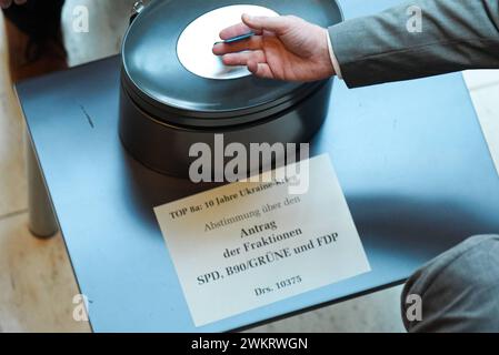 Deutscher Bundestag, 154. Plenarsitzung Symbolbild und Thembild zur Abstimmung von Abgeordneten bei der Abstimmung zum TOP 8a, 10 Jahre Ukraine Krieg in der Westlobby bei der 154. Sitzung des Deutschen Bundestag a Berlino, 22.02.2024 Berlin Berlin Berlin Deutschland *** Bundestag tedesco, sessione plenaria 154 immagine simbolica e immagine tematica per la votazione dei deputati durante la votazione sul punto 8 bis dell'ordine del giorno, 10 anni di guerra Ucraina nella lobby occidentale alla sessione 154 del Bundestag tedesco a Berlino, 22 02 2024 Berlino Berlino Berlino Germania Foto Stock