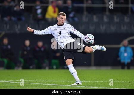 ARCHIVIATO - 16 novembre 2019, Renania settentrionale-Vestfalia, Mönchengladbach: Calcio: Qualificazioni al Campionato europeo, Germania - Bielorussia, fase a gironi, gruppo C, partita 9 allo stadio Borussia-Park. Il tedesco Toni Kroos in azione. Toni Kroos tornerà in azione per la nazionale di calcio tedesca circa tre anni dopo il suo ritiro. A seguito di una richiesta dell'allenatore nazionale Nagelsmann, "giocherà di nuovo per la Germania da marzo", il 34enne centrocampista del Real Madrid annunciato su Instagram. Foto: Marius Becker/dpa Foto Stock