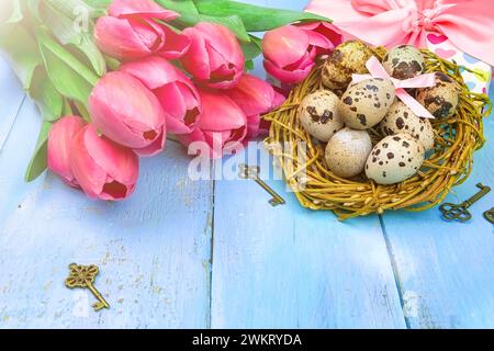 Buona Pasqua. Complimenti per il passato pasquale. Uova di Pasqua e fiori. copia spazio Foto Stock