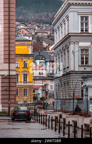 Sarajevo - Bosnia ed Erzegovina - 11 febbraio 2024: Tipica architettura bosniaca e vista del paesaggio urbano sulle strade di Sarajevo. Foto Stock