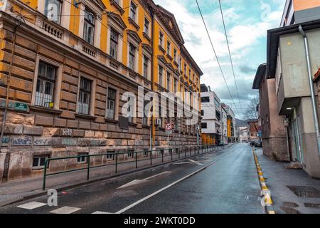 Sarajevo - Bosnia ed Erzegovina - 11 febbraio 2024: Tipica architettura bosniaca e vista del paesaggio urbano sulle strade di Sarajevo. Foto Stock