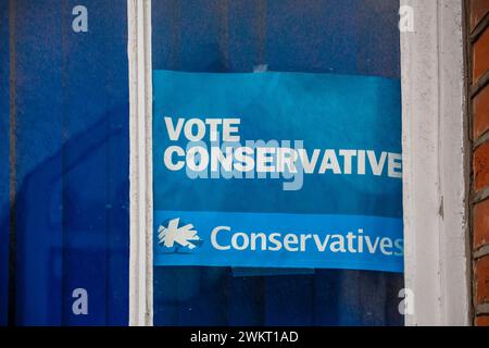 Vota i poster dei conservatori presso la sede centrale di Rayleigh. Foto Stock