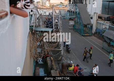 Surabaya, Indonesia, 27 luglio 2023: Tanjung Perak Port, Surabaya è un terminal passeggeri marittimo con un concetto moderno ed ecologico con un bo Foto Stock