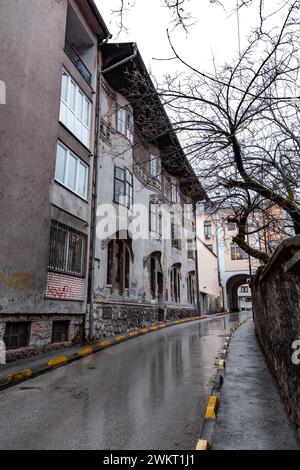 Sarajevo - Bosnia ed Erzegovina - 11 febbraio 2024: Tipica architettura bosniaca e vista del paesaggio urbano sulle strade di Sarajevo. Foto Stock