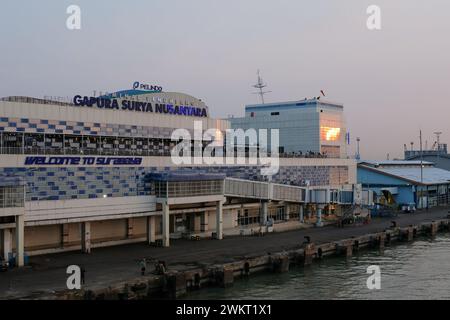 Surabaya, Indonesia, 27 luglio 2023: Tanjung Perak Port, Surabaya è un terminal passeggeri marittimo con un concetto moderno ed ecologico con un bo Foto Stock