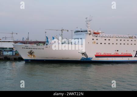 Surabaya, Indonesia, 27 luglio 2023: Le grandi navi passeggeri attraccano al porto per caricare e scaricare passeggeri e merci. trasporto d'acqua Foto Stock