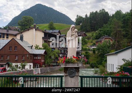 19.06.2019, Bad Aussee, Steiermark, Oesterreich, Europa - Madonnenfigur auf der Erzherzog-Johann-Bruecke ueber der Traun. *** 19 06 2019, Bad Aussee, Stiria, Austria, Europa Madonna sul Ponte dell'Arciduca Giovanni sul fiume Traun Foto Stock