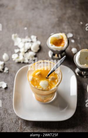 Uova sode in una tazza di bicchiere per colazione. Foto Stock