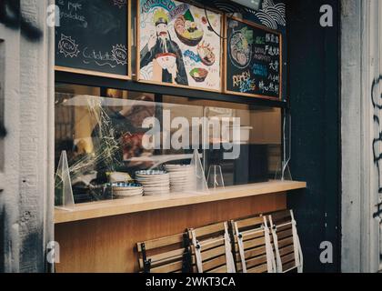 Immergiti nel vibrante arazzo della cultura e del sapore della Chinatown di Milano. Una fusione di tradizione e modernità vi attende dietro ogni angolo. Foto Stock