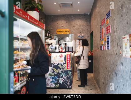 Immergiti nel vibrante arazzo della cultura e del sapore della Chinatown di Milano. Una fusione di tradizione e modernità vi attende dietro ogni angolo. Foto Stock