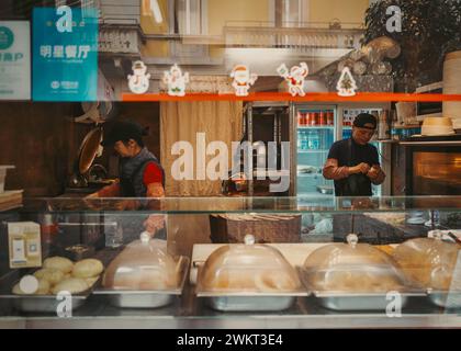 Immergiti nel vibrante arazzo della cultura e del sapore della Chinatown di Milano. Una fusione di tradizione e modernità vi attende dietro ogni angolo. Foto Stock