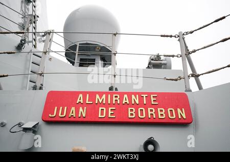 Vista del nome degli ESP Almirante Juan de Borbon sul lato della fregata spagnola ormeggiata al porto di Southampton, nave ammiraglia del Standing NATO Maritime Group One. La SNMG1, composta da cinque navi da guerra dell'Alleanza, mentre conduceva la prima grande esercitazione live della Steadfast Defender 24 prese parte ad esercitazioni di artiglieria, così come simulazioni di difesa aerea, insieme a un Task Group spagnolo mentre navigava dalla Scozia a Southampton. Data foto: Giovedì 22 febbraio 2024. Foto Stock