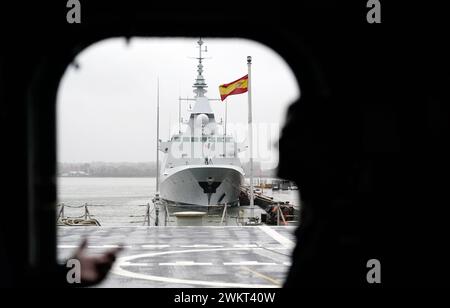 Una vista della fregata della marina francese FS Normandie come si vede dalle ESP Almirante Juan de Borbon che sono ormeggiate al porto di Southampton come parte del Standing NATO Maritime Group One. La SNMG1, composta da cinque navi da guerra dell'Alleanza, mentre conduceva la prima grande esercitazione live della Steadfast Defender 24 prese parte ad esercitazioni di artiglieria, così come simulazioni di difesa aerea, insieme a un Task Group spagnolo mentre navigava dalla Scozia a Southampton. Data foto: Giovedì 22 febbraio 2024. Foto Stock