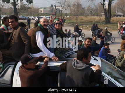 Islamabad, Pakistan. 17 febbraio 2024. (2/17/2024) i sostenitori e gli attivisti del partito Pakistan Tehreek-e-Insaf (PTI) gridano slogan mentre partecipano a una manifestazione di protesta a Islamabad il 17 febbraio 2024, tra le accuse di presunte manipolazioni ai voti nelle elezioni nazionali pakistane. (Foto di Raja Imran Bahadar/Pacific Press/Sipa USA) credito: SIPA USA/Alamy Live News Foto Stock