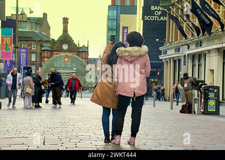 Glasgow, Scozia, Regno Unito. 22 febbraio 2024. Meteo nel Regno Unito: Soleggiato su Buchanan Street, il miglio di stile e la capitale dello shopping della Scozia. Credit Gerard Ferry/Alamy Live News Foto Stock
