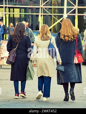 Glasgow, Scozia, Regno Unito. 22 febbraio 2024. Meteo nel Regno Unito: Soleggiato su Buchanan Street, il miglio di stile e la capitale dello shopping della Scozia. Credit Gerard Ferry/Alamy Live News Foto Stock