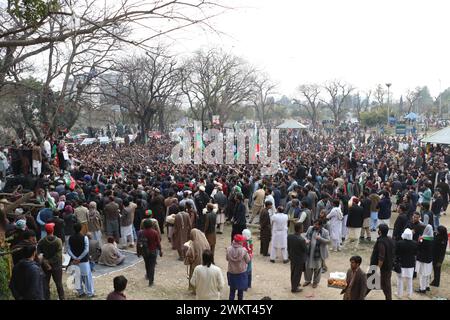 (2/17/2024) i sostenitori e gli attivisti del partito Pakistan Tehreek-e-Insaf (PTI) gridano slogan mentre partecipano a una manifestazione di protesta a Islamabad il 17 febbraio 2024, tra le accuse di presunte manipolazioni ai voti nelle elezioni nazionali pakistane. (Foto di Raja Imran Bahadar/Pacific Press/Sipa USA) Foto Stock