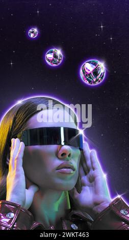 Poster. Arte estetica moderna. Ritratto di donna con visiera riflettente, circondato da sfere metalliche fluttuanti e stelle. Arte futuristica Foto Stock