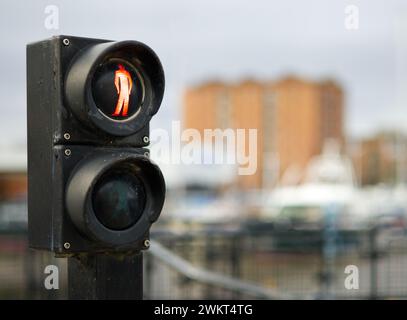 Attraversamento pedonale presso il Lock Gates presso il Marina di Hull, Yorkshire, con controlli di attraversamento al semaforo Foto Stock