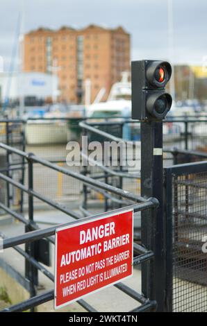 Attraversamento pedonale presso il Lock Gates presso il Marina di Hull, Yorkshire, con controlli di attraversamento al semaforo Foto Stock