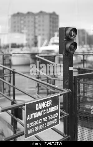 Attraversamenti pedonali presso il Lock Gates presso il Marina di Hull con controlli di attraversamento al semaforo Foto Stock